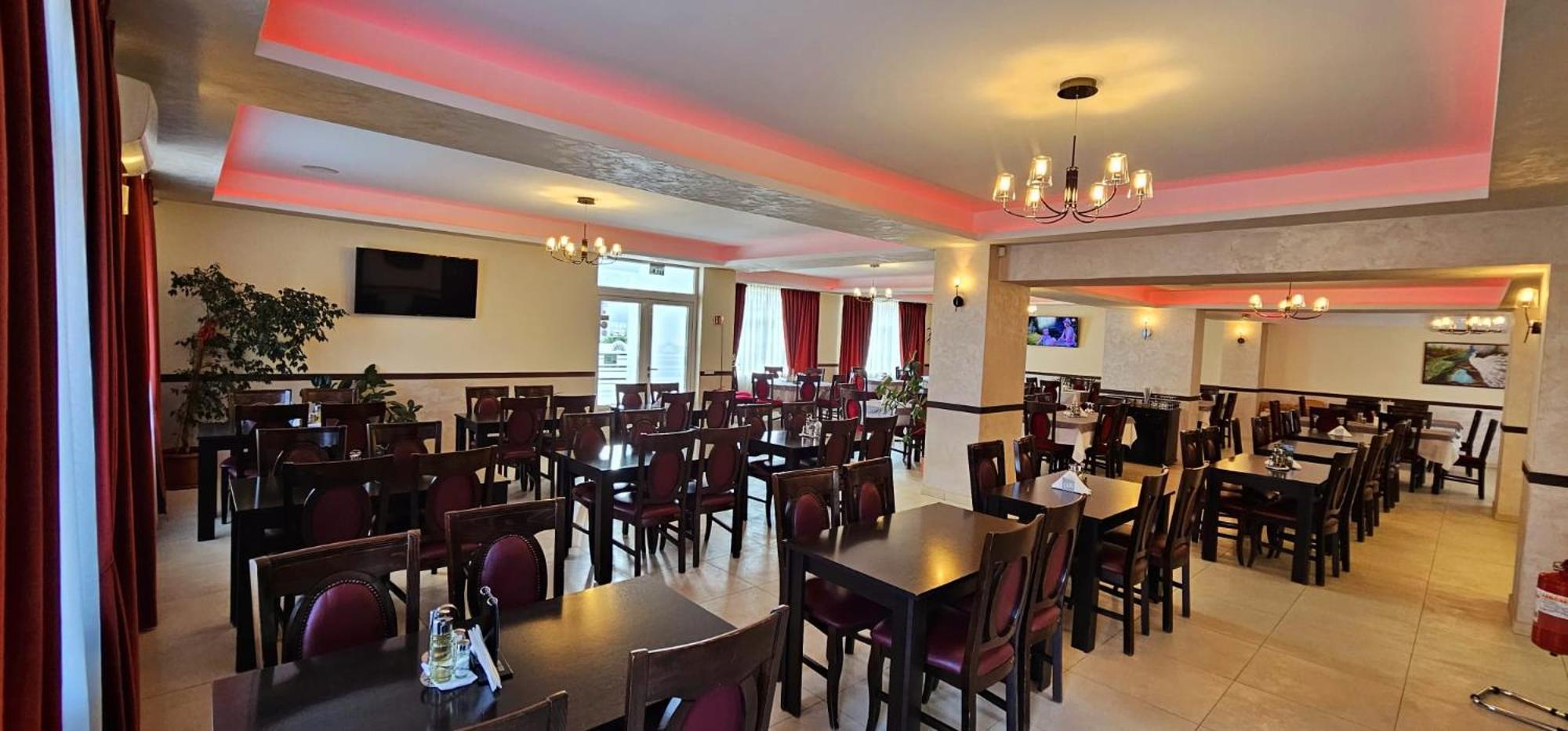 בורסא Pensiune Restaurant Pizzerie 2 Pauni מראה חיצוני תמונה