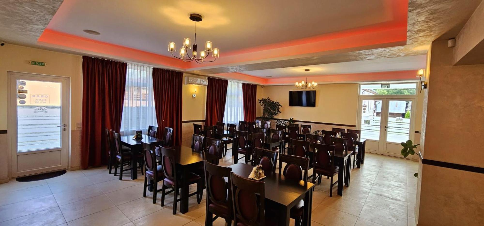 בורסא Pensiune Restaurant Pizzerie 2 Pauni מראה חיצוני תמונה